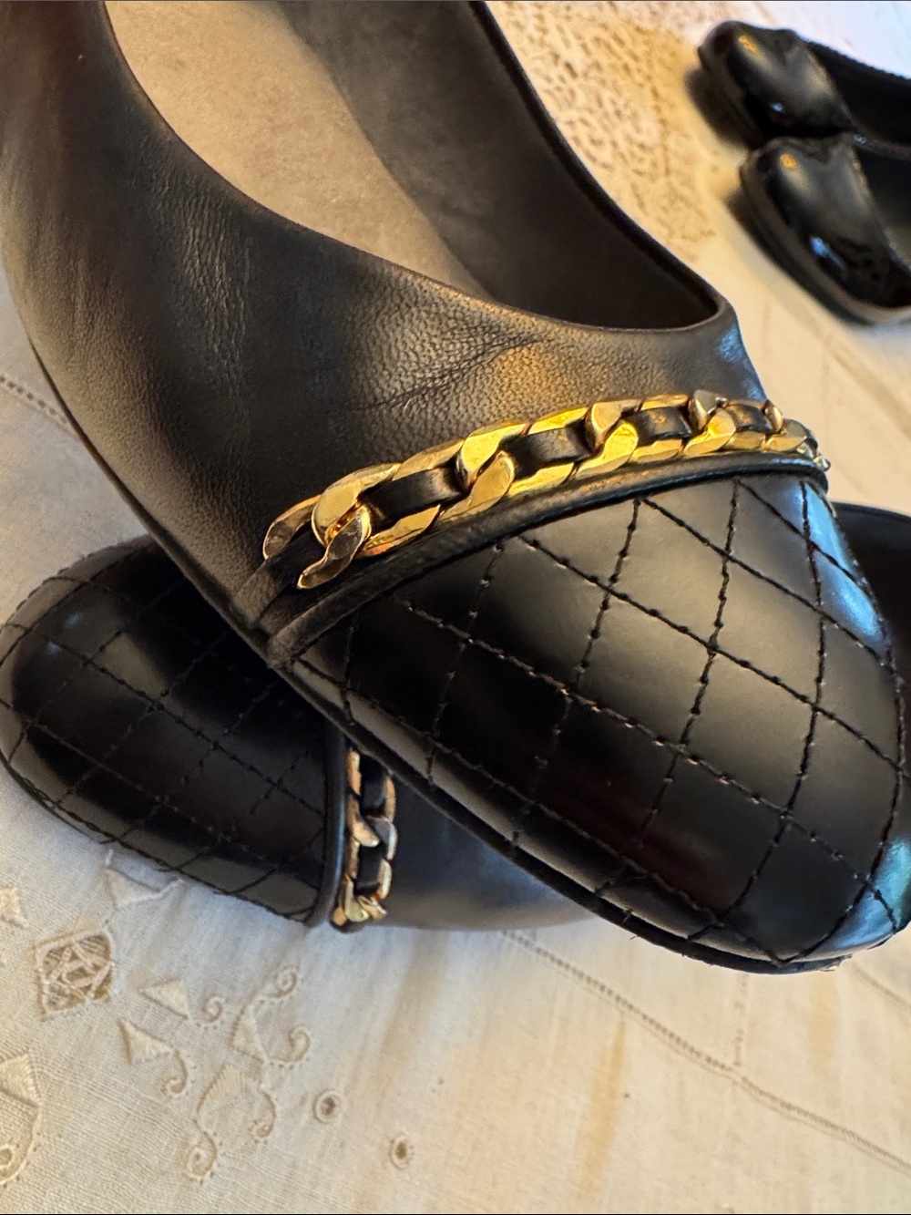 Stuart Weitzman Legacy Black Leather Quilted Cap-Toe Flats Gold Chain Women 9.5